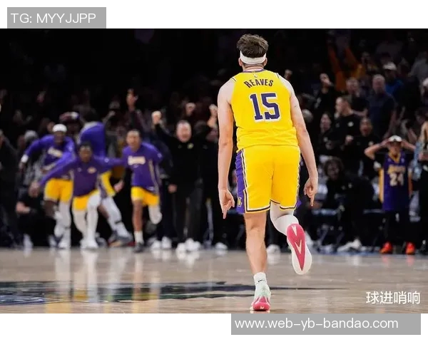 里夫斯开季19场表现惊艳成为队史第二快达成500分100助50三分的球员