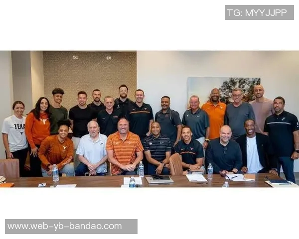 德克萨斯大学橄榄球队成员观战马刺星三代曼宁与文班合影互换球衣精彩瞬间 德克萨斯大学橄榄球队成员观战马刺星三代曼宁与文班合影互换球衣精彩瞬间